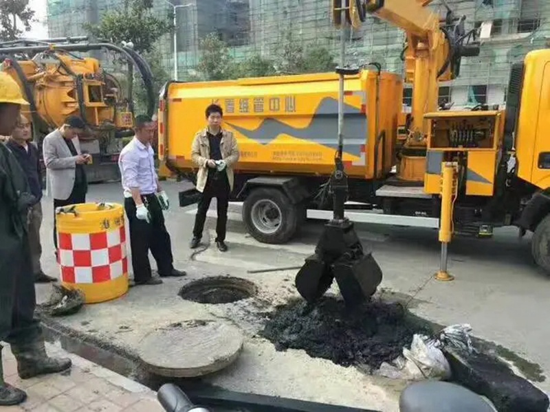 普兰店街道：网格员化身“清道夫”，为民解忧疏通“堵心”化粪池
